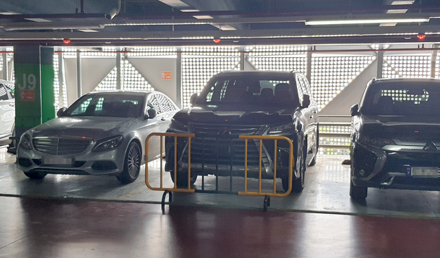 Ô tô Lexus biển xanh 80A đã được tháo khóa và gỡ bảng cảnh báo đậu sai quy định. Ảnh chụp sáng 26/11 Ô tô Lexus biển xanh 80A đã được tháo khóa và gỡ bảng cảnh báo đậu sai quy định. Ảnh chụp sáng 26/11
