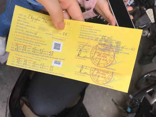 Người dân cuống cuồng, "rồng rắn" xếp hàng đi mua bảo hiểm xe máy, ô tô ảnh 3