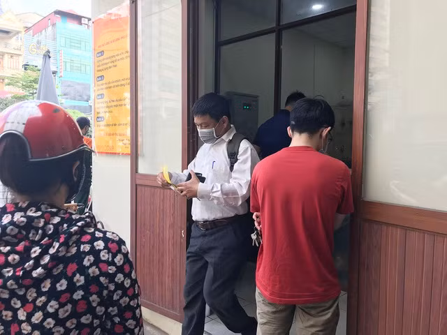 Người dân "rồng rắn", xếp hàng đi mua bảo hiểm xe máy, ô tô