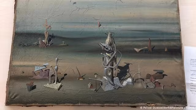 Tìm thấy báu vật trị giá gần 8 tỷ đồng trong thùng rác ở sân bay - 1