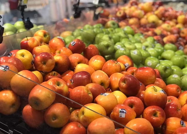 Hà Nội sau 1 tuần cách ly xã hội: Hàng hóa ngập tràn, khách thỏa sức mua ảnh 1