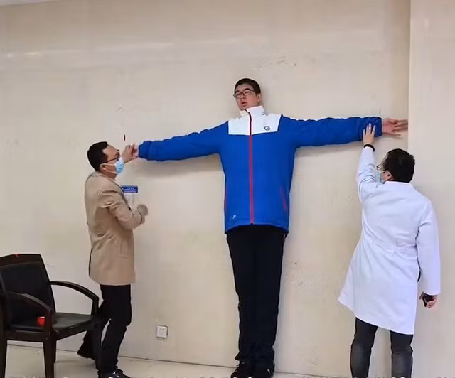 Bà Ngô Mai, bà nội của Kha Vũ, cho biết từ khi học mẫu giáo, em đã cao khoảng 1m30, vượt trội so với bạn cùng lứa. Bà Mai cho rằng chiều cao của nam sinh liên quan gen di truyền. Ông và mẹ của Kha Vũ cao hơn 1m90, bố cao hơn 1m80, bà nội và ông bà ngoại cao hơn 1m70.