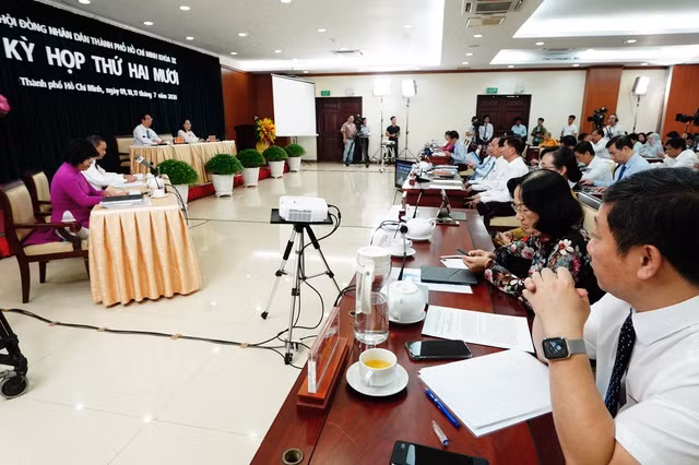 Phiên chất tại kỳ họp HĐND TPHCM thứ 20 với phần trả lời của Giám đốc Sở Văn hoá - Thể thao TPHCM Huỳnh Thanh Nhân