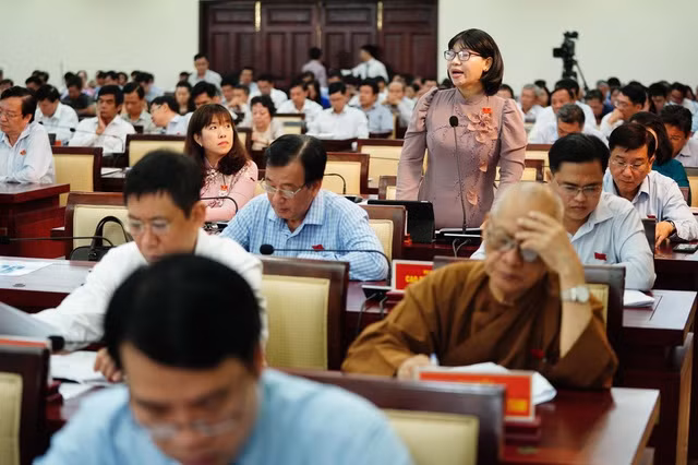 Các đại biểu đặt câu hỏi chất vấn về vấn đề văn hoá, thể thao