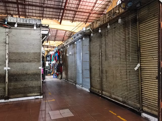 Tiểu thương chợ Bến Thành gặp khó, chuyển nghề đi giúp việc, chạy xe ôm - 10