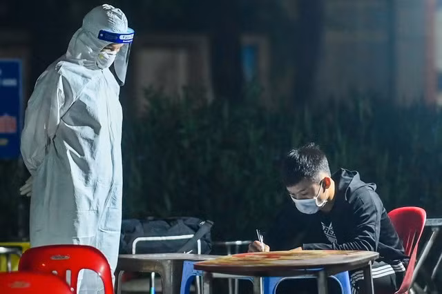 Các trường hợp F1 (tiếp xúc trực tiếp) khai báo y tế ban đầu tại chỗ theo yêu cầu bắt buộc.