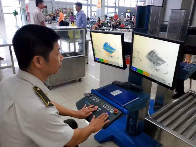 Khách nữ nghi mang súng bút lắp sẵn đạn nổ lên máy bay - 1