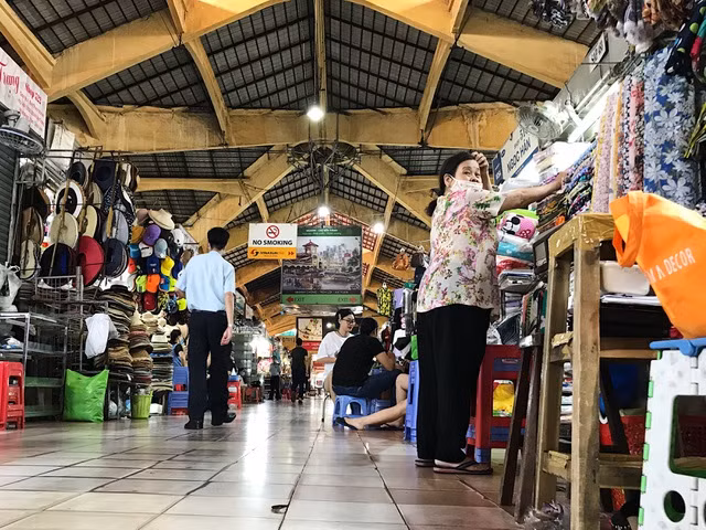 Tiểu thương chợ Bến Thành gặp khó, chuyển nghề đi giúp việc, chạy xe ôm - 5