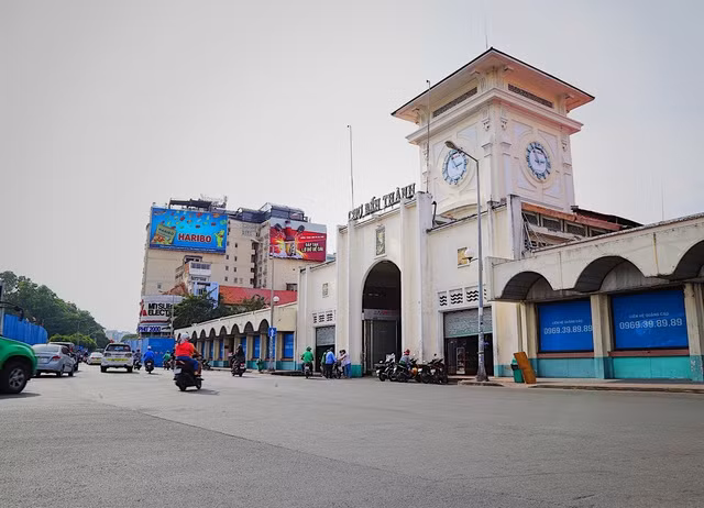 Tiểu thương chợ Bến Thành gặp khó, chuyển nghề đi giúp việc, chạy xe ôm - 1