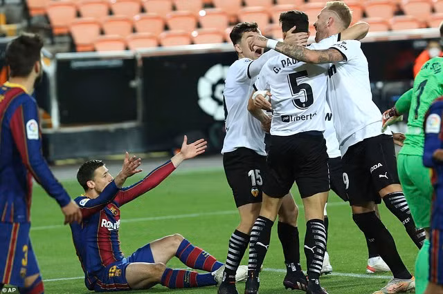 Gabriel Paulista mở tỷ số cho Valencia ở đầu hiệp 2 trong sự phản ứng của cầu thủ Barcelona.