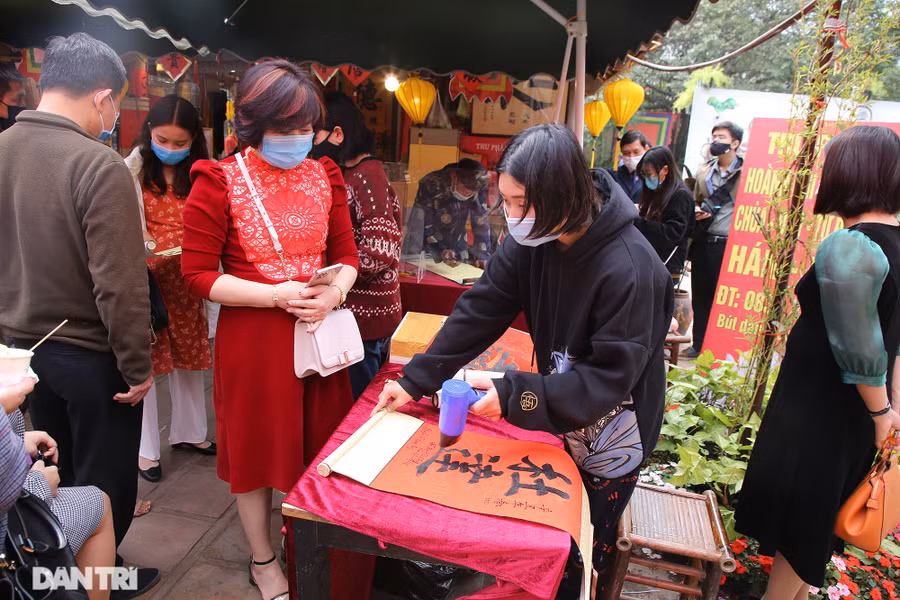 Ông đồ thời Covid-19 đeo khẩu trang cho chữ đầu xuân qua vách ngăn - 11