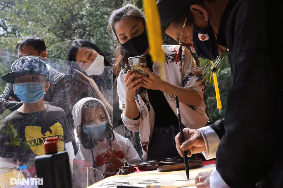 Ông đồ thời Covid-19 đeo khẩu trang cho chữ đầu xuân qua vách ngăn - 6