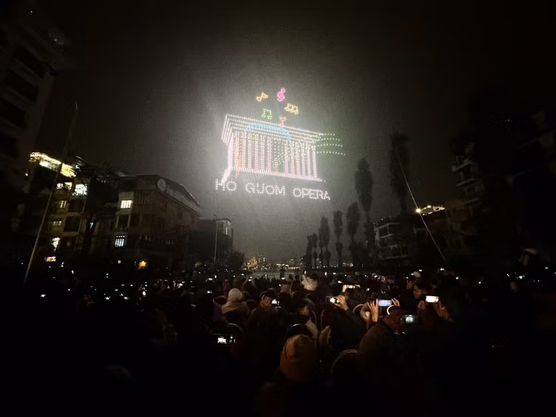 Người dân Thủ đô chào đón năm mới trong màn trình diễn nghệ thuật ánh sáng