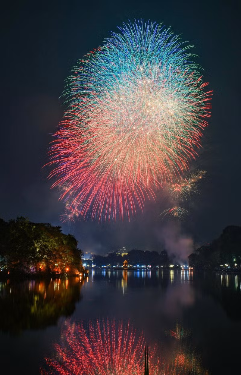 Pháo hoa rực sáng trên bầu trời Hà Nội chào đón năm mới