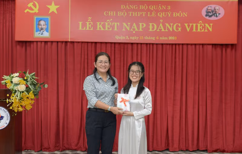 Học sinh lớp 12 xúc động đọc lời thề ngày kết nạp Đảng