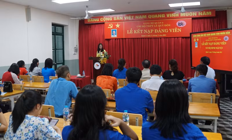 Học sinh lớp 12 xúc động đọc lời thề ngày kết nạp Đảng