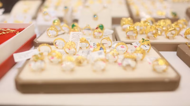 Người dân xếp hàng chờ vào tiệm vàng ở Hà Nội