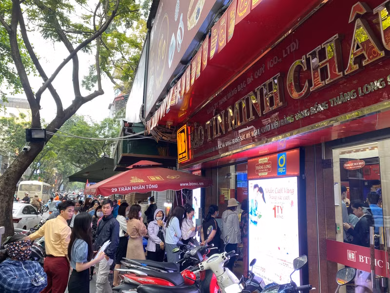 Người dân xếp hàng chờ vào tiệm vàng ở Hà Nội