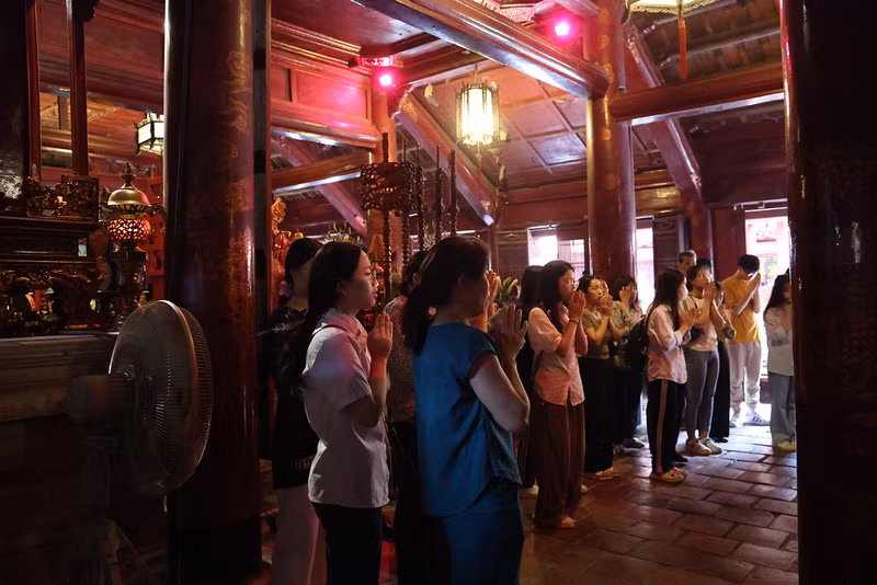 Hà Nội: Văn Miếu tấp nập thí sinh dâng lễ cầu may trước kỳ tuyển sinh lớp 10