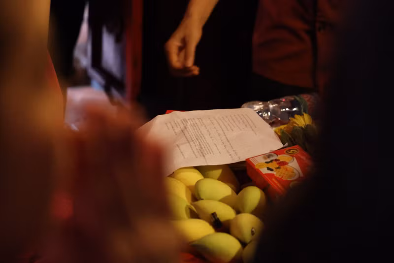 Hà Nội: Văn Miếu tấp nập thí sinh dâng lễ cầu may trước kỳ tuyển sinh lớp 10