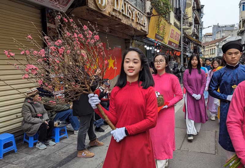 Tết về sớm trên phố cổ Hà Nội