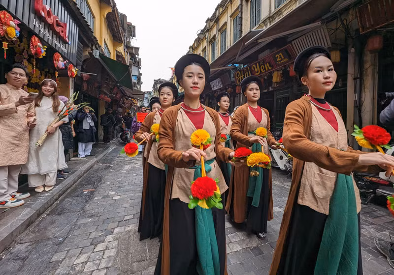 Tết về sớm trên phố cổ Hà Nội