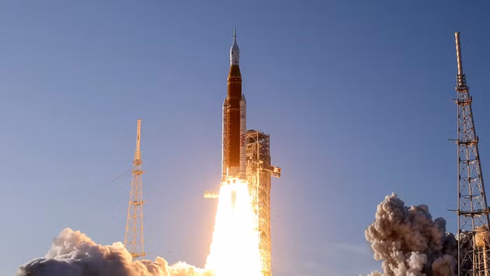 NASA phóng tàu chở người tới Mặt trăng.