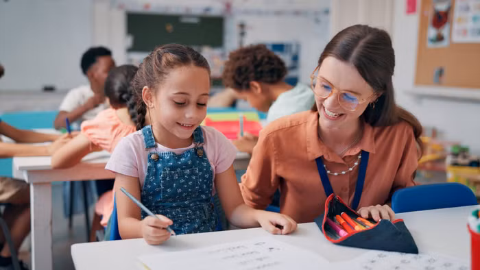 Giáo viên Thụy Điển hướng dẫn học sinh rèn luyện chữ viết trong lớp học.