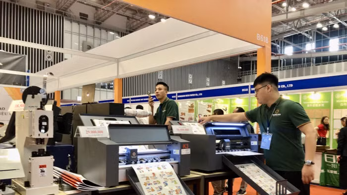 Nhiều máy móc, thiết bị tự động hóa đang được áp dụng vào các khâu sản xuất công nghiệp. Ảnh: TTXVN
