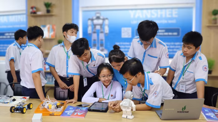 Học sinh Trường THPT Đầm Dơi ứng dụng trí tuệ nhân tạo trong học tập. Ảnh: QM