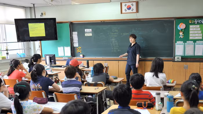 Trẻ em Hàn Quốc cạnh tranh cho vị trí lớp trưởng.