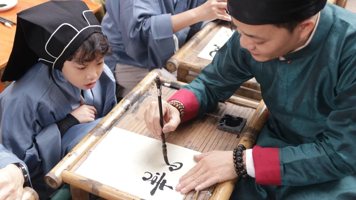 Nghị quyết yêu cầu xây dựng con người phát triển toàn diện về đức - trí - thể - mỹ.