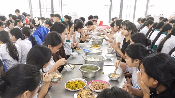 Việc chăm lo bữa ăn cho học sinh trong mùa ôn thi được Trường Phổ thông Dân tộc nội trú THCS và THPT Hoàng Su Phì đặc biệt quan tâm.