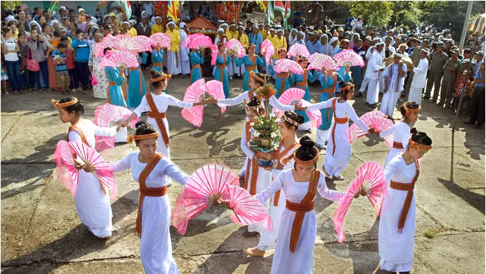 Lễ hội Katê của đồng bào Chăm theo đạo Bàlamôn.