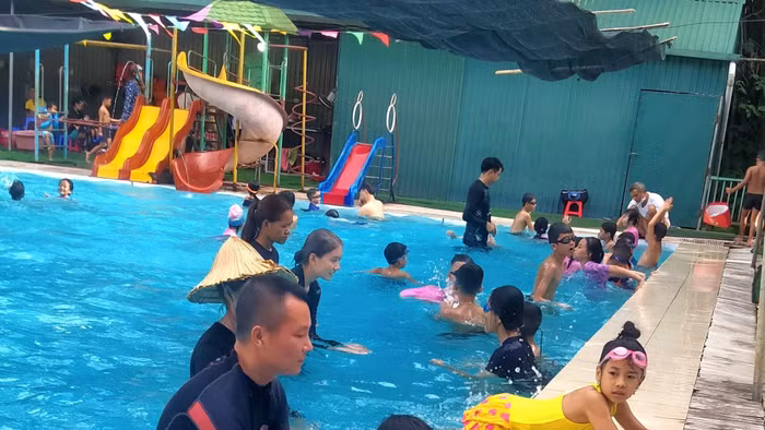 Cho trẻ học bơi để phòng tránh đuối nước ở trẻ em. Ảnh minh họa: INT.