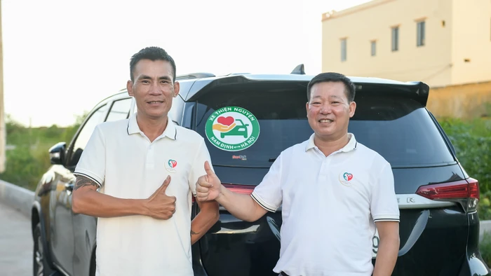 Anh Lã Thanh Bình (trái) và ông Phạm Ngọc Anh (phải) sau khi hoàn thành 'chuyến xe 0 đồng'.
