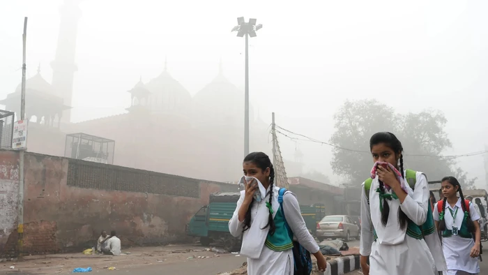 Học sinh bịt khẩu trang đến trường vì khói bụi.