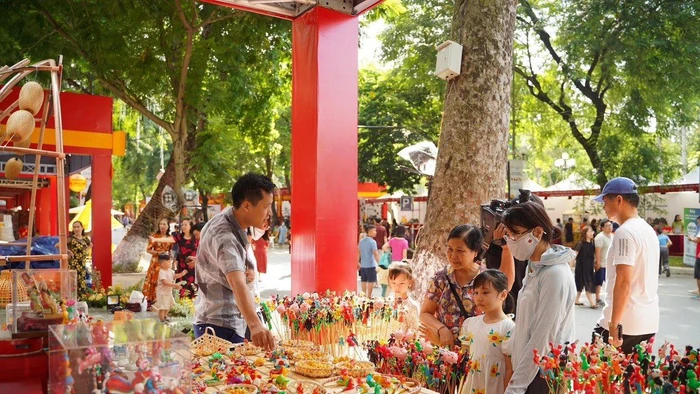 Lễ hội năm nay có quy mô gần 100 gian hàng - Ảnh minh họa: ITN.