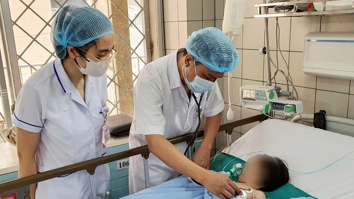 Bác sĩ Phạm Công Khắc thăm khám cho bệnh nhi. Ảnh: BVCC