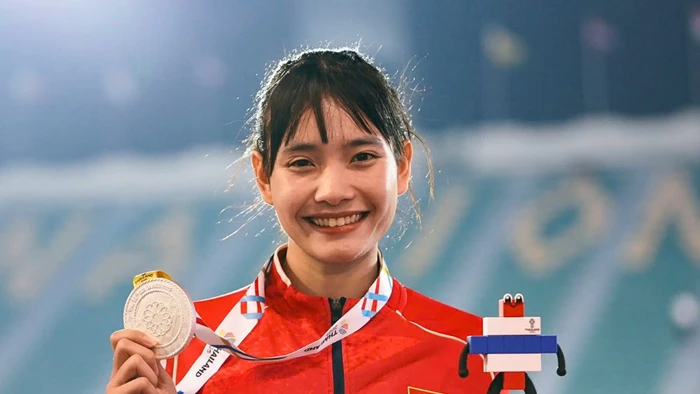  Nguyễn Khánh Linh (sinh năm 2006) giành Huy chương Bạc 1.500m nữ tại Thái Lan. Ảnh: INT.