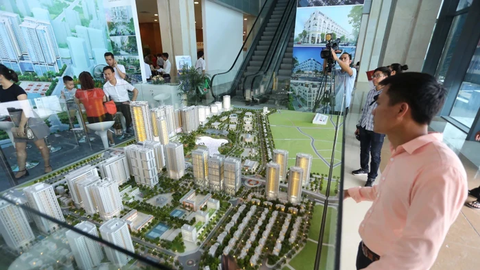 Khách hàng tìm hiểu thông tin một dự án nhà ở tại Hà Nội. Ảnh minh họa: INT