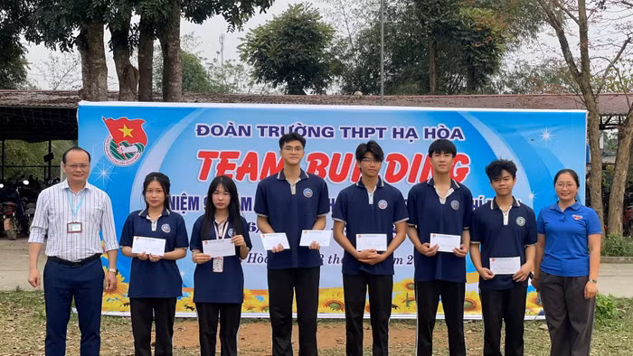 Lãnh đạo Trường THPT Hạ Hòa khen thưởng các đội tham dự Team building.