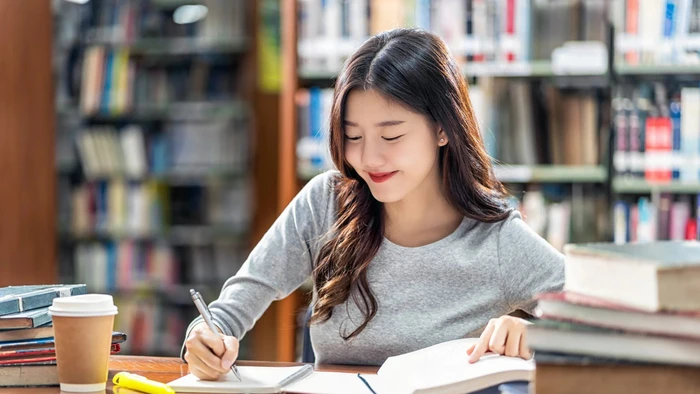 Học sinh Hàn Quốc học thêm kỹ năng đọc.