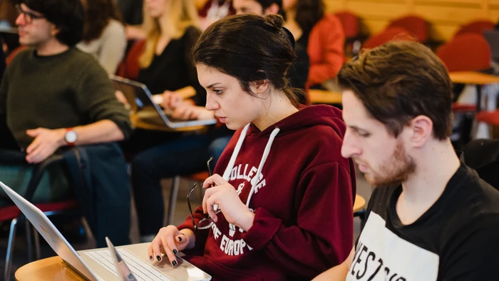 Thiếu định hướng nghề nghiệp khiến người trẻ EU có xu hướng bỏ học.