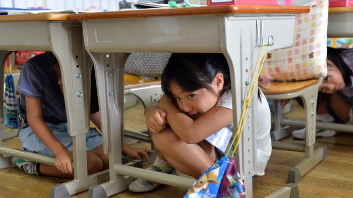 Trẻ em Nhật Bản học sơ tán và phòng chống thiên tai trong trường học.