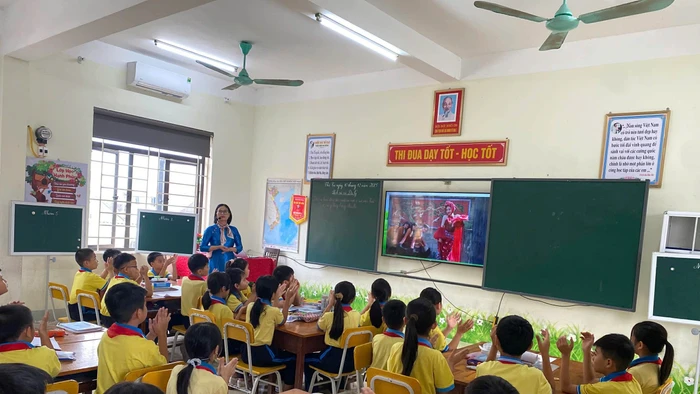 Cô trò Trường Tiểu học Tùng Ảnh. Ảnh: TG