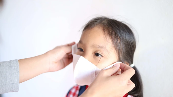 Để phòng bệnh, cha mẹ cần khuyến khích trẻ đeo khẩu trang ở nơi công cộng. Ảnh minh họa: INT