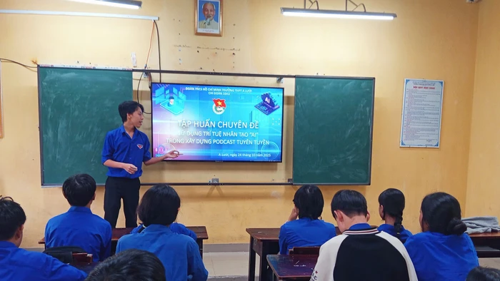 Tập huấn sử dụng trí tuệ nhân tạo (AI) trong xây dựng podcast tuyên truyền - đổi mới hướng nghiệp cho học sinh THPT tại Trường THPT A Lưới (TP Huế). Ảnh: NTCC