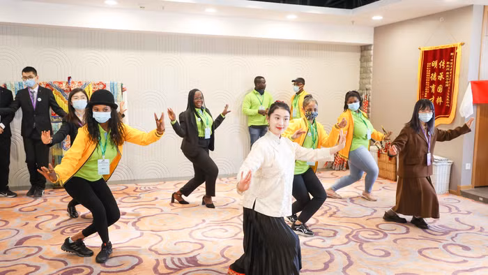 Sinh viên châu Phi trải nghiệm múa dân gian Trung Quốc.