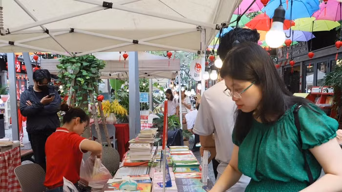 Để xác lập vị thế mới của sách trong phát triển công nghiệp văn hóa, giới xuất bản cần thay đổi tư duy chuyển từ 'làm sách' sang 'phát triển nội dung'.